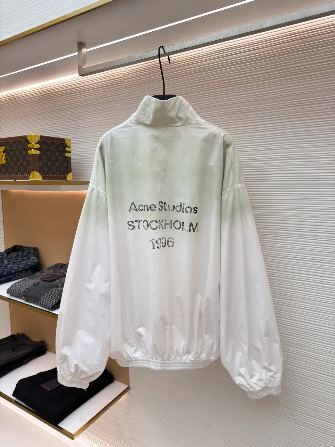 Acne Studios contrasting logo zipper jacket ●Original version: Purchased and developed for 6500 ●Item number: 1681088-B45 ●Material: Illustration cotton fine woven silk fabric ●Technology: Solid printing production ●Version: Loose fit ●Weight: about 580 grams ●Size: 42-44-46-48 ●Description: Customized Illusion elegant cotton fine woven silk, soft and silky, comfortable and close to the skin, in distressed black color The inadvertently smudged distressed effect meets the carrier of retro sentiments. The panel decorations are displayed in a homogeneous manner. It is embellished with the eye-catching Acne Studios 1996 contrasting logo on the back panel. It has a retro charm and exudes a modern simple fashion sense. The elastic cuffs and hem design cleverly outline the body lines and reveal a sense of high-end that cannot be ignored in the casualness. It is the most stylish fashion pioneer on the street, using solid printing. The chest printing has been modified by the film screen three times. Use glue liquid paint to print the pattern on the fabric, bake the fabric to fix the printed pattern, and use the gradient spraying process to make the clothes appear rich in color under different lights and increase the visual layering. Heavy washing uses a special solution to remove stains and slight fading, and then snowflake washing uses strong washing to remove fading and make the color more uniform. The hem is made at one time using a three-needle waist-stretching machine. The machine's special needle position and feeding mechanism are used to sew the elastic band and the fabric together in the same process. The three-needle design is stronger and can evenly distribute pressure to ensure that the elastic band and the fabric are tightly fitted. The overall wiring is straight and delicate, the fabric is comfortable and soft, and the color is consistent without color difference. It can be matched with the same style to create a fashionable look and control various occasions. Customized accessories, complete with three standards, same style for men and women!
